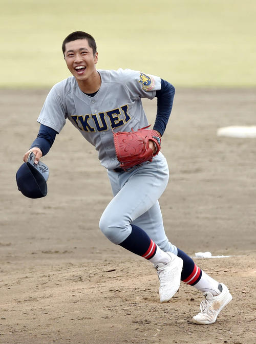 仙台育英対東北　8回裏東北2死一、二塁、鳥塚を見逃し三振に抑え、笑顔でベンチに戻る仙台育英・高橋（撮影・相沢孔志）