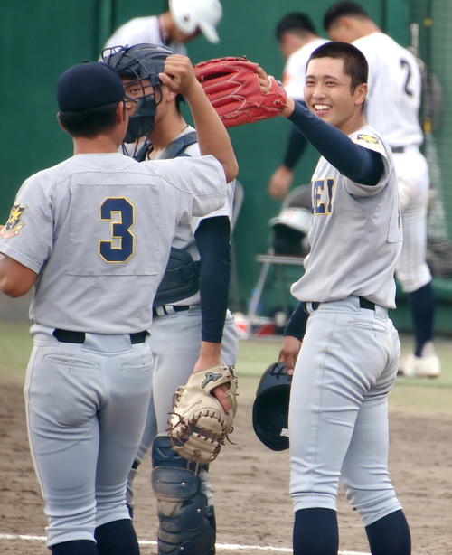 仙台育英対東北　優勝を決めて笑顔でグラブタッチする仙台育英・高橋（撮影・山田愛斗）
