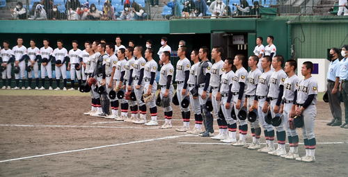 仙台育英対東北　2年ぶり12度目の優勝を決めて校歌を聞く仙台育英ナイン（撮影・山田愛斗）