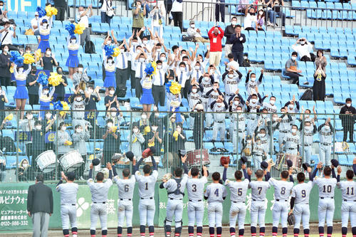 仙台育英対東北　試合後、応援席にあいさつを終え、優勝の喜びを分かち合う仙台育英ナイン（撮影・相沢孔志）