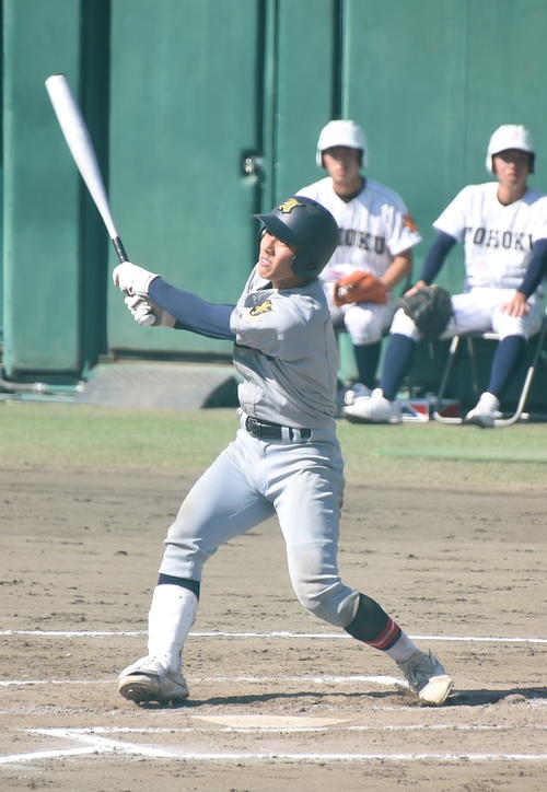 仙台育英対東北　2回表仙台育英2死満塁、先制2点適時二塁打を放つ住石（撮影・山田愛斗）