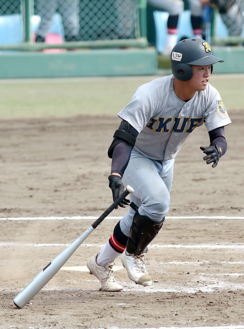 仙台育英対東北　4回表仙台育英2死一、三塁、右越え2点適時三塁打を放つ斎藤陽（撮影・相沢孔志）