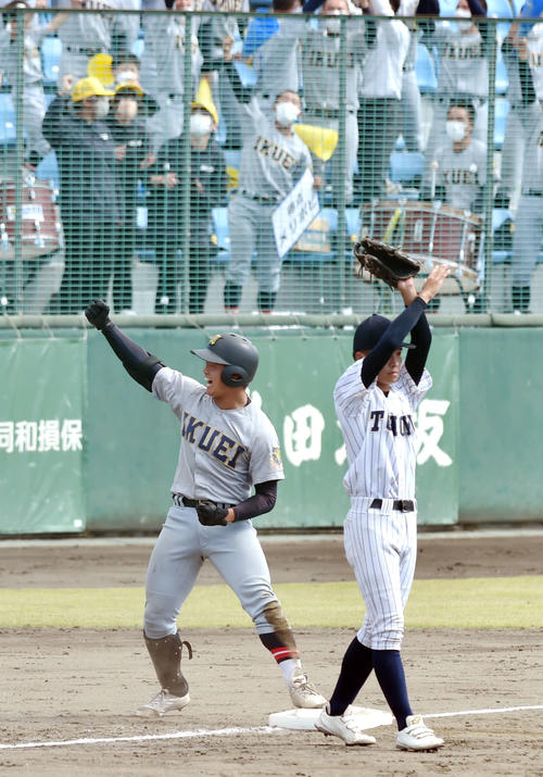 仙台育英対東北　4回表仙台育英2死一、三塁、右越え2点適時三塁打を放ち、右腕を突き上げる斎藤陽（撮影・相沢孔志）