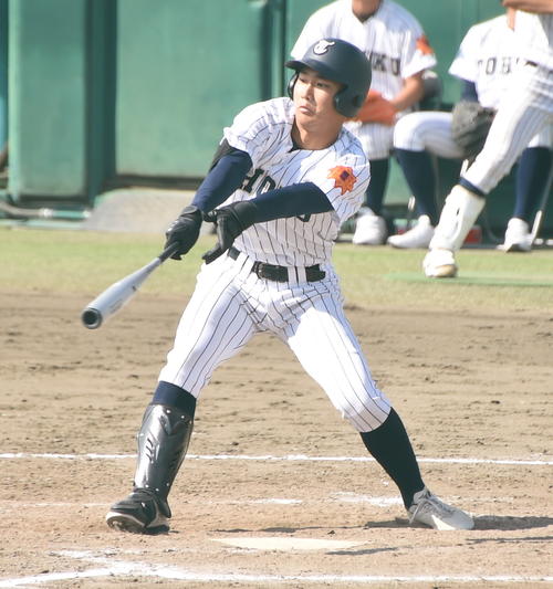 仙台育英対東北　4回裏東北2死満塁、右前2点適時打を放つ布川（撮影・山田愛斗）