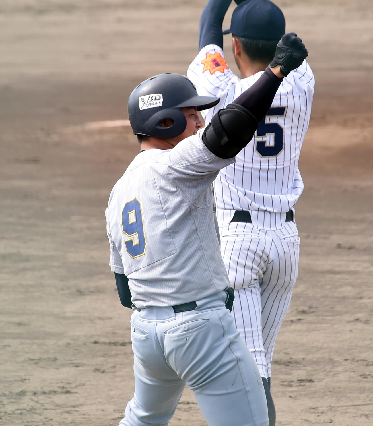 仙台育英対東北　4回表仙台育英2死一、三塁、右越え2点適時三塁打を放ち右拳を突き上げる斎藤陽（撮影・山田愛斗）