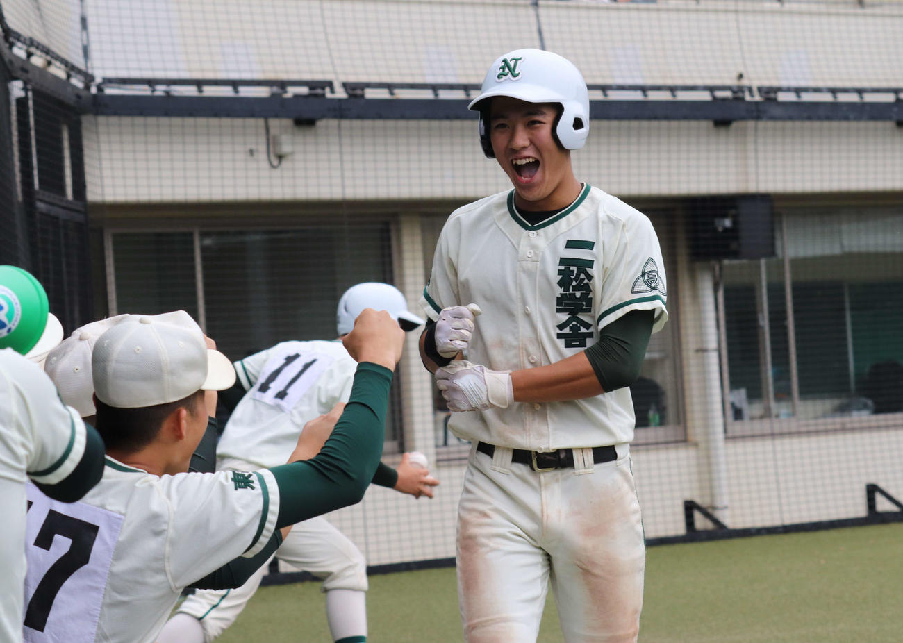 二松学舎大付対東亜学園　3回表二松学舎大付2死一、二塁　3ラン本塁打を放ち笑顔でベンチに戻る中川（撮影・星夏穂）