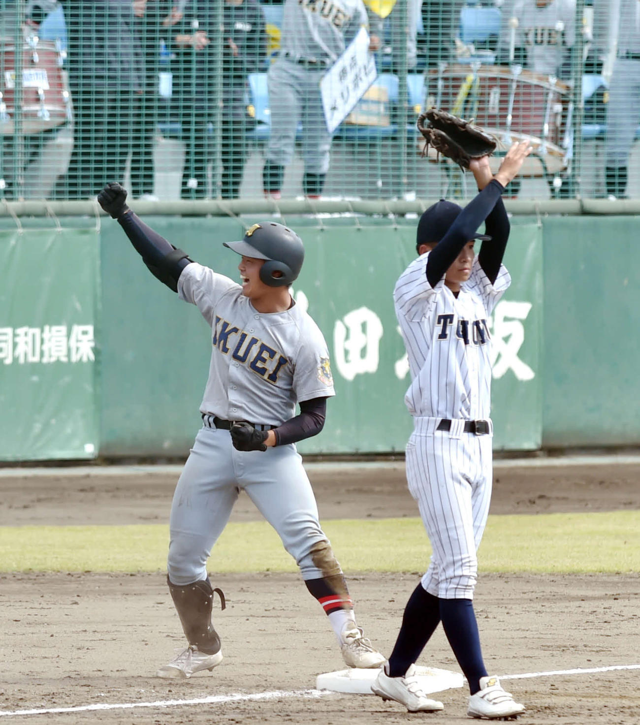 4回、右越えに2点適時三塁打を放った斎藤陽はガッツポーズ