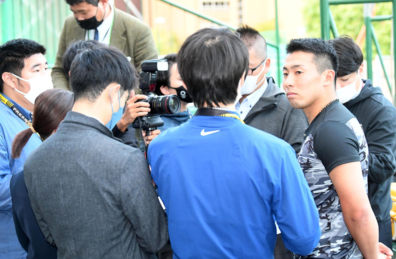 ドラフトを前日、記者の質問に答える高松商・浅野（代表撮影）