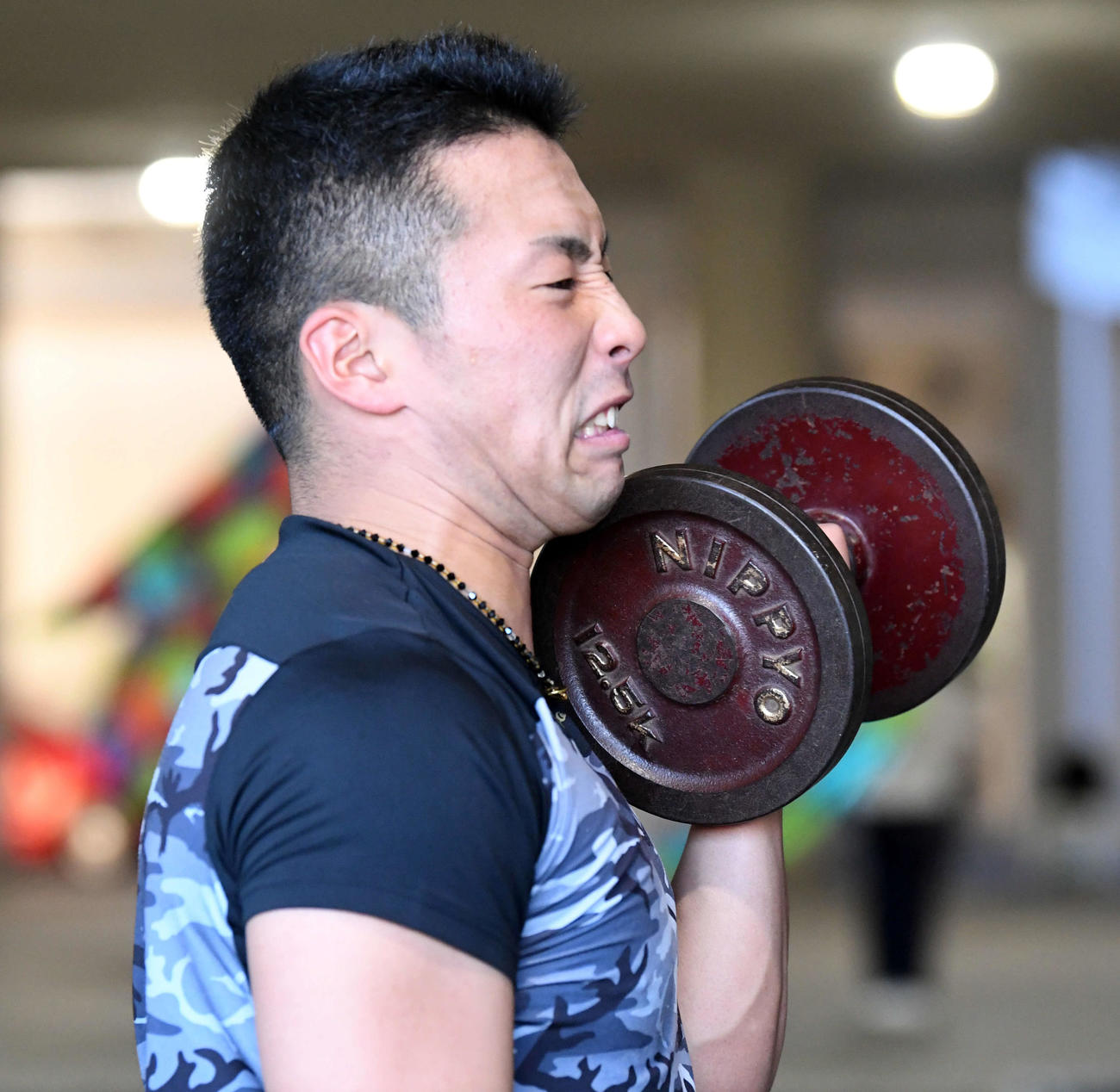 歯を食いしばり筋トレを行う高松商・浅野（撮影・前岡正明）