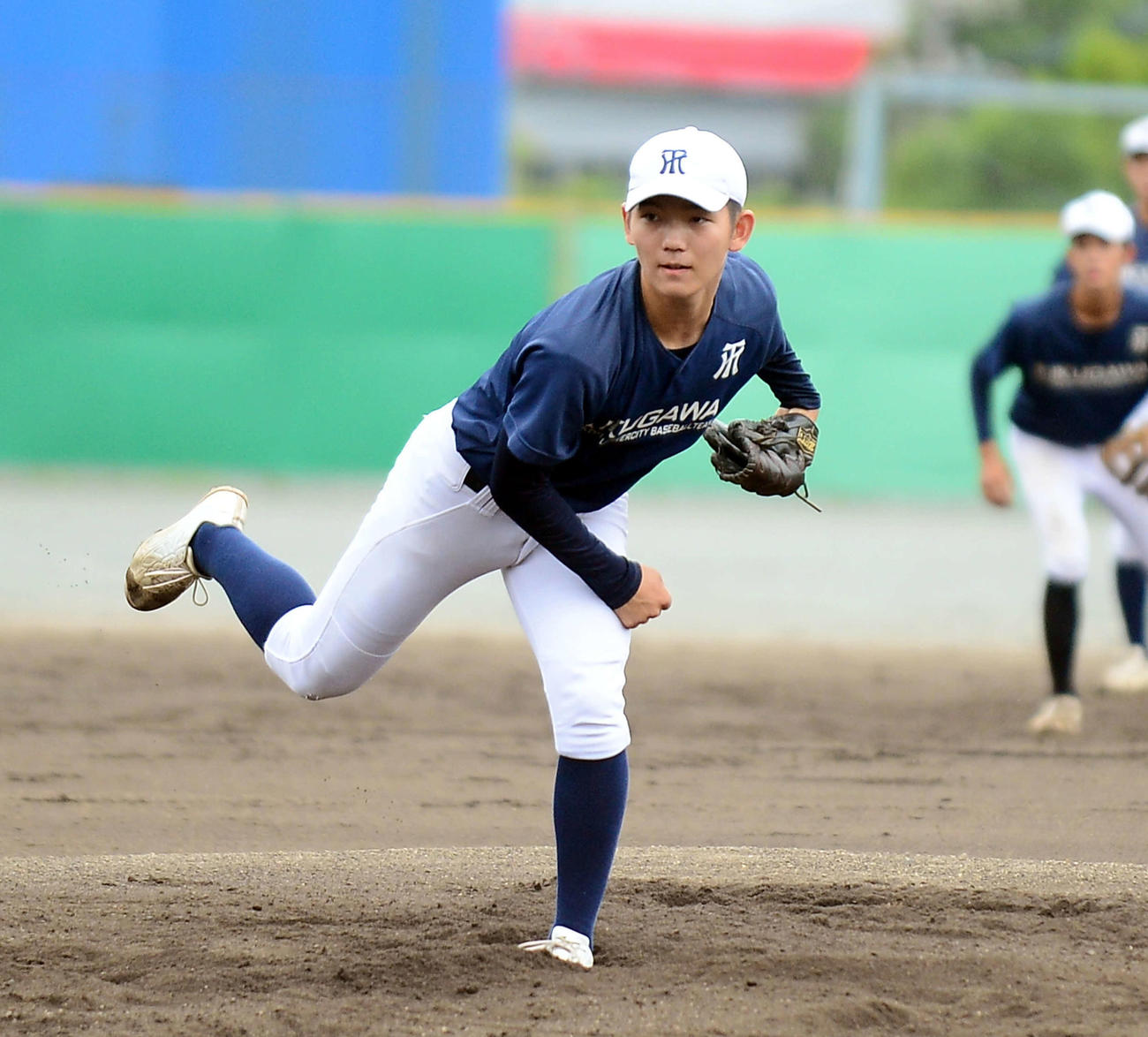引き締まった表情で投内連携の練習に励む常葉大菊川・福住