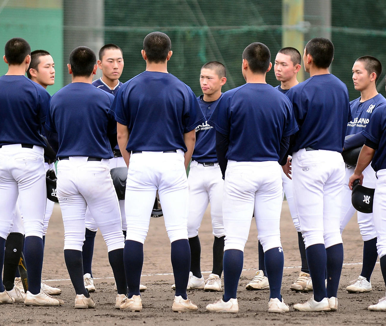 円陣を組んで話し合う常葉大菊川ナイン。右端が福住