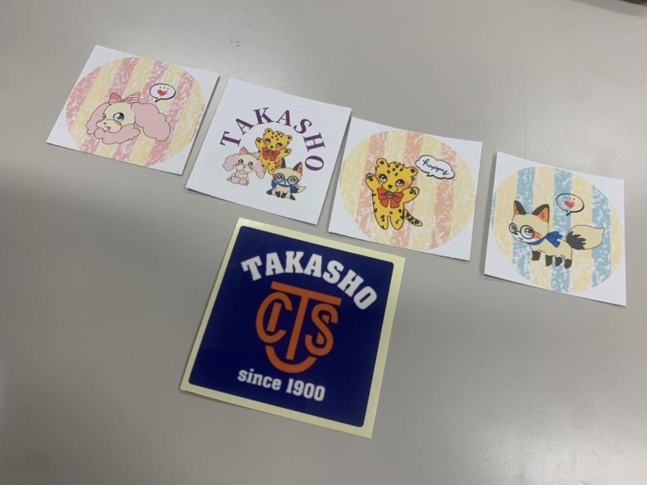 高松商のロゴ（下）と英語実務科3年生が考案した同校3学科マスコットキャラクター（撮影・中野椋）
