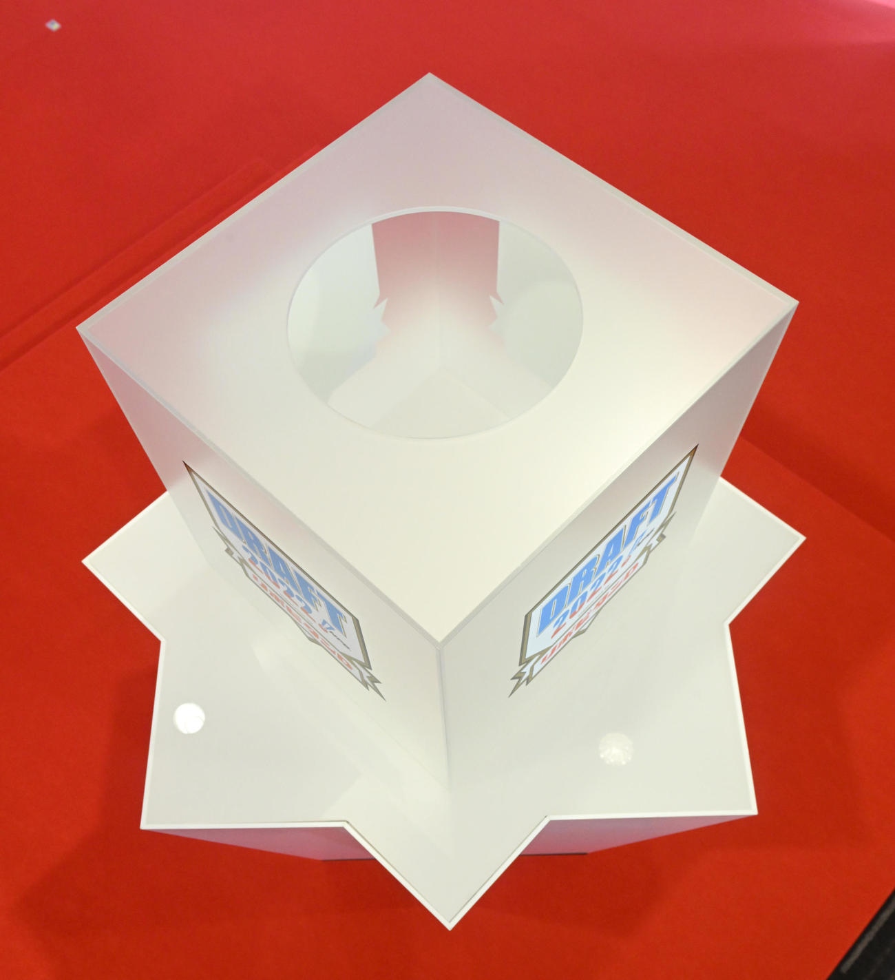 ドラフト会場に設置された抽選箱（代表撮影）