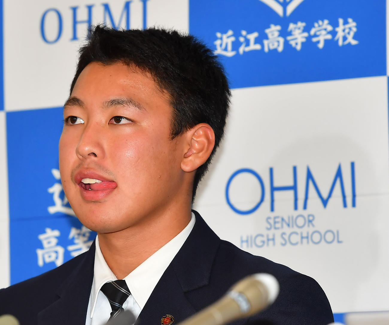 緊張した面持ちで指名を待つ近江・山田（撮影・清水貴仁）