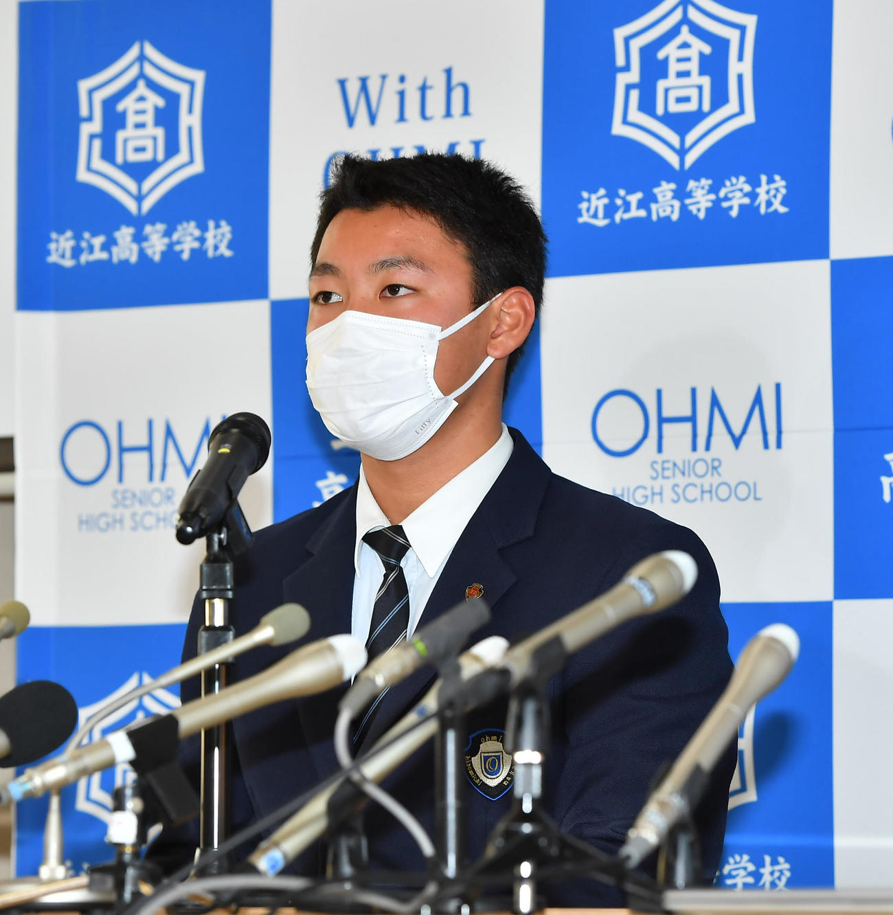 ドラフト会議がはじまるのを待つ近江・山田（撮影・清水貴仁）