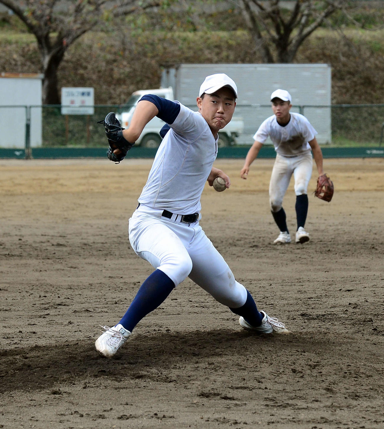 実戦形式の練習で力強い球を投げ込む加藤学園・吉川