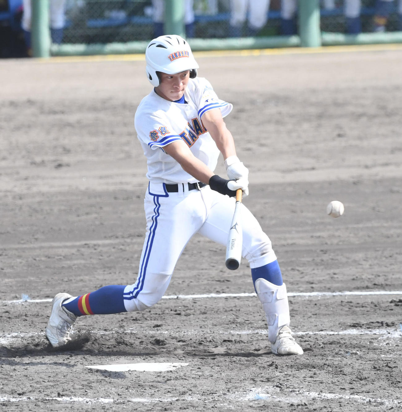 乙訓対高田商　5回裏　高田商・北島は右前打を放つ（撮影・滝沢美穂子）