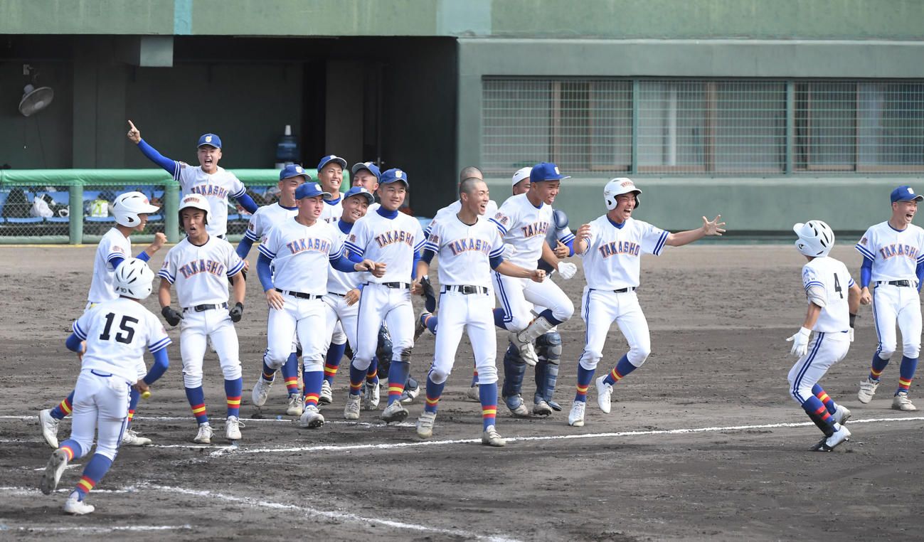 乙訓対高田商　サヨナラ打を放った高島（右から2人目）を笑顔で出迎える高田商の選手たち（撮影・滝沢美穂子）