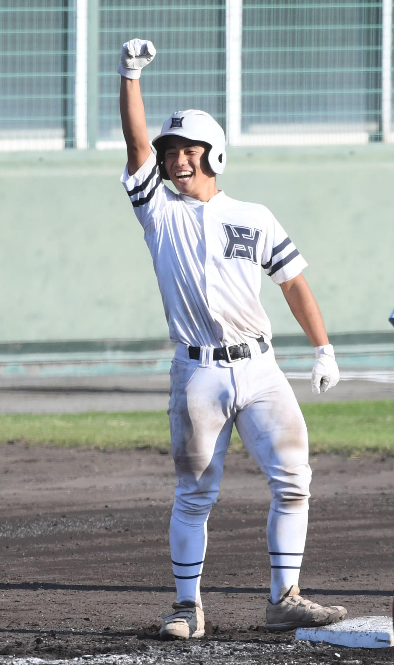 近大新宮対彦根総合　7回裏　適時打を放った彦根総合・森田はガッツポーズ（撮影・滝沢美穂子）