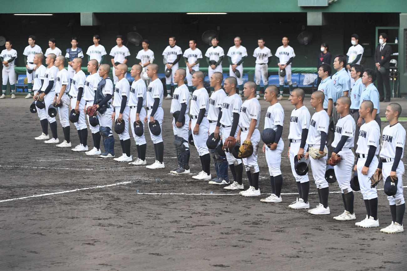 海南対龍谷大平安　　初戦突破し、校歌斉唱する龍谷大平安の選手たち（撮影・滝沢美穂子）