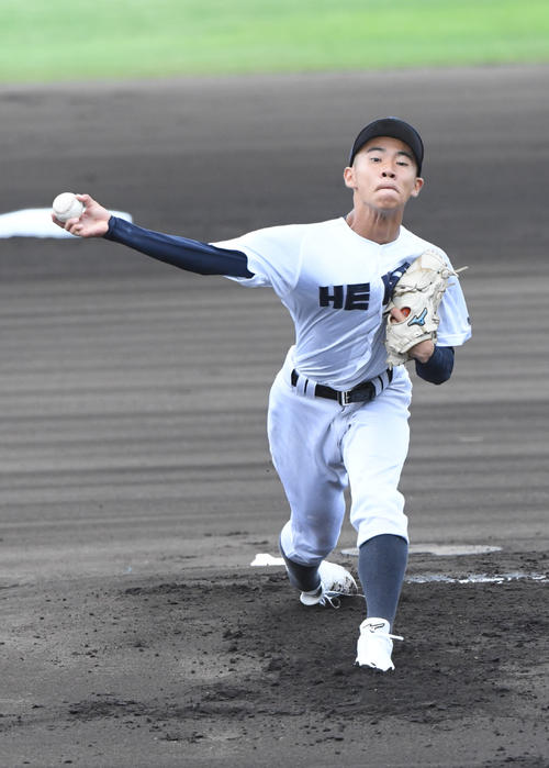 海南対龍谷大平安　龍谷大平安の先発桒江（撮影・滝沢美穂子）
