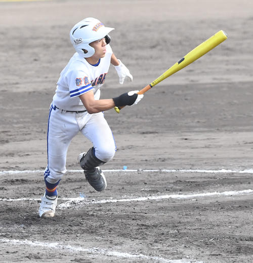 乙訓対高田商　9回裏　高田商・高島はサヨナラ中前打を放つ（撮影・滝沢美穂子）