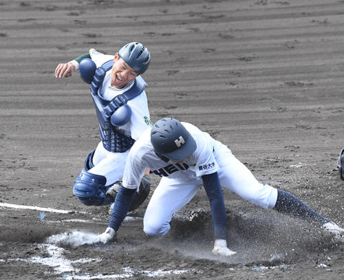 海南対龍谷大平安　　　3回裏　龍谷大平安・山下がホームイン。捕手は横山（撮影・滝沢美穂子）