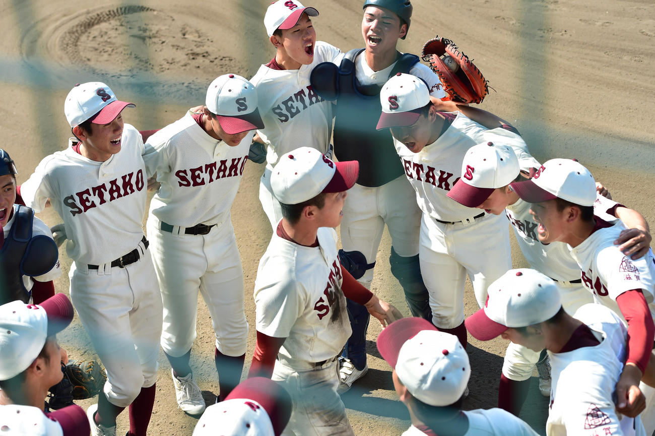 履正社対瀬田工　試合開始前に気合いを入れる瀬田工ナイン（撮影・清水貴仁）