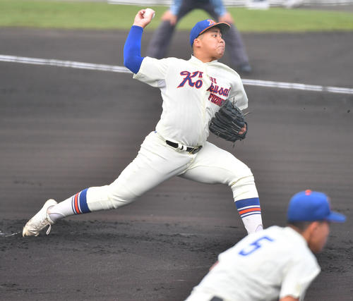 大阪桐蔭対神戸国際大付　神戸国際大付先発の津嘉山（撮影・清水貴仁）