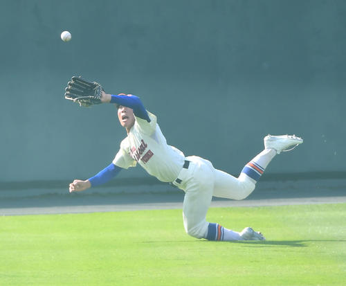 大阪桐蔭対神戸国際大付　4回、大阪桐蔭・小川の打球をダイビングキャッチする神戸国際大付・日置中堅手（撮影・清水貴仁）