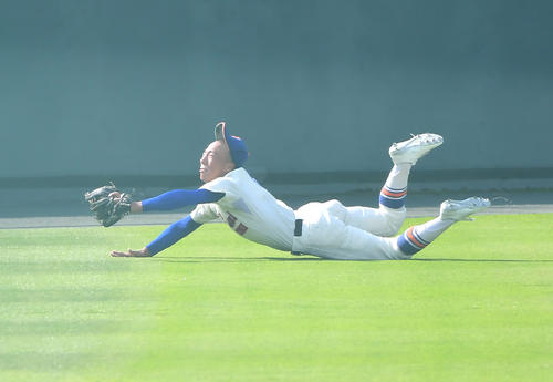 大阪桐蔭対神戸国際大付　4回、大阪桐蔭・小川の打球をダイビングキャッチする神戸国際大付・日置中堅手（撮影・清水貴仁）