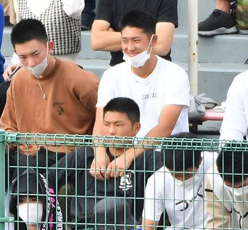 大阪桐蔭対神戸国際大付　大阪桐蔭の応援に駆けつけるDeNAドラフト1位の松尾（右）（撮影・清水貴仁）