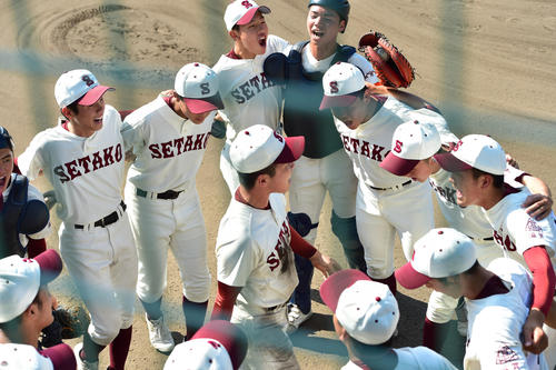履正社対瀬田工　試合開始前に気合いを入れる瀬田工ナイン（撮影・清水貴仁）