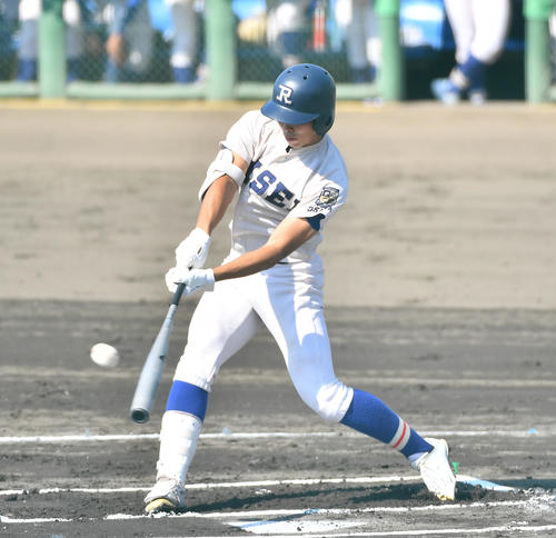 履正社対瀬田工　1回、履正社先頭打者の西が右中間をやぶる三塁打を放つ（撮影・清水貴仁）