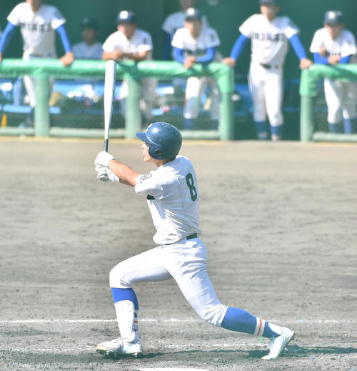 履正社対瀬田工　4回、右越え本塁打を放つ履正社・西（撮影・清水貴仁）