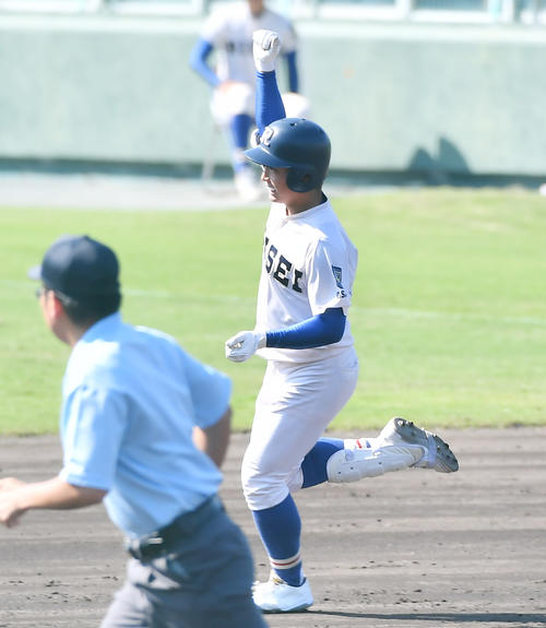 履正社対瀬田工　5回、右越え3点本塁打を放つ履正社・増田（撮影・清水貴仁）