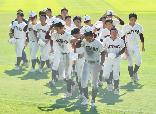 試合後、応援団にあいさつする瀬田工ナイン（撮影・清水貴仁）