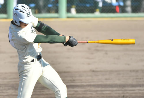 報徳学園対箕面学園　1回、中前に先制適時打を放つ報徳学園・石野（撮影・清水貴仁）
