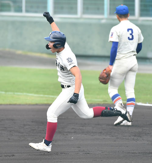 大阪桐蔭対神戸国際大付　1回、右越えの先制満塁本塁打を放ち右手を突き上げる大阪桐蔭・村本（撮影・清水貴仁）
