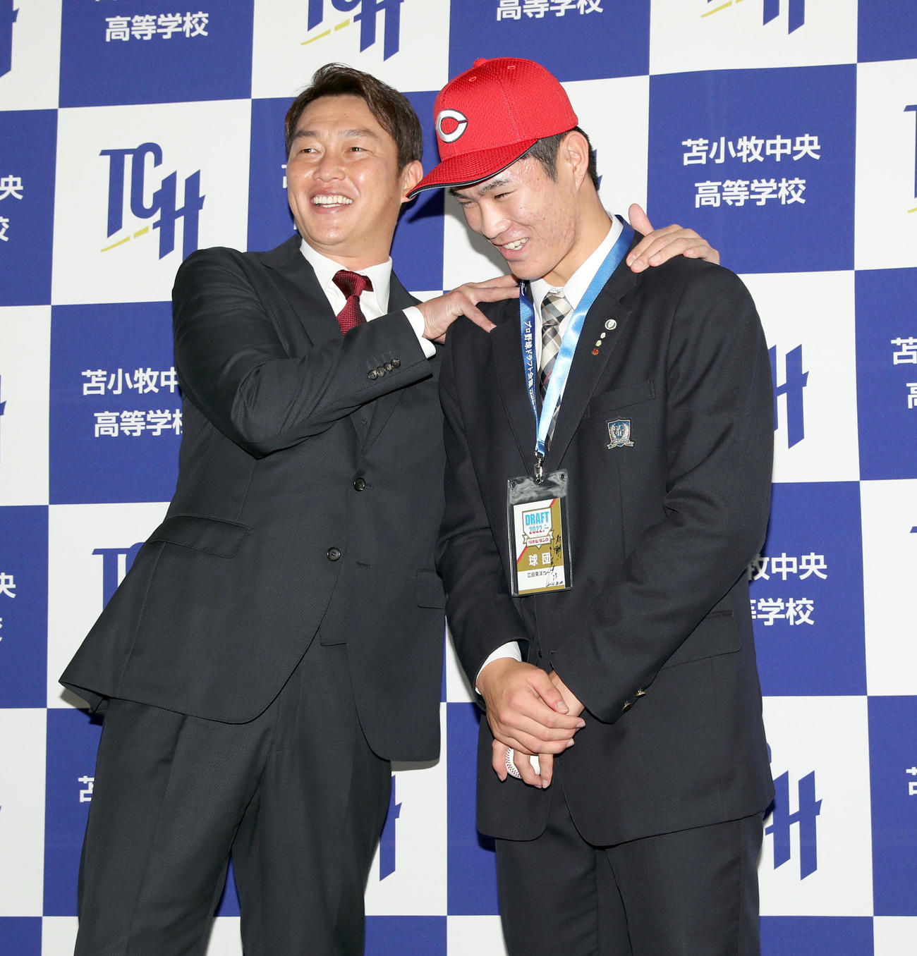 広島新井新監督（左）はドラフト1位指名をした苫小牧中央の斉藤に笑顔で声をかける（撮影・佐藤翔太）