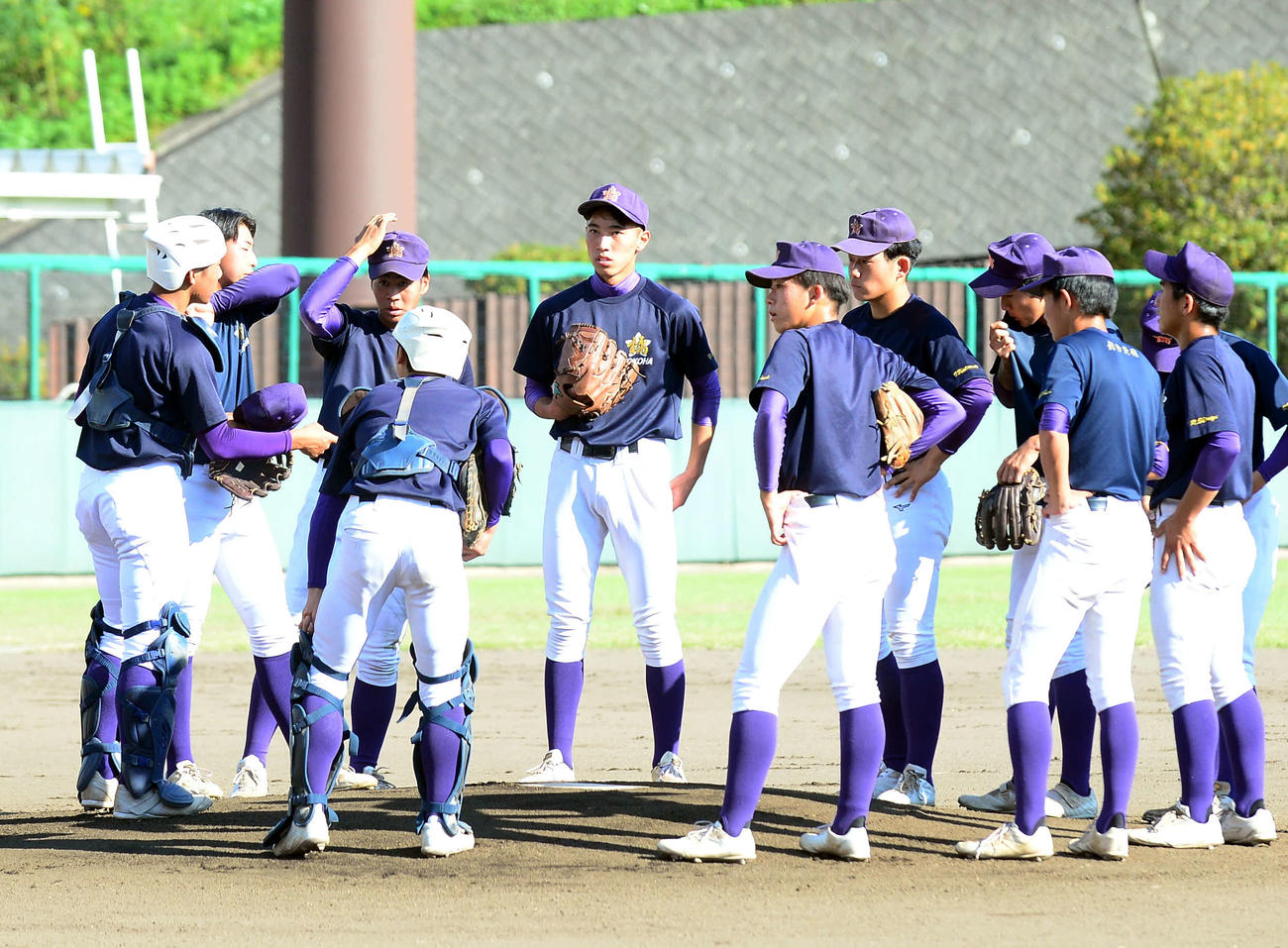 マウンドに集まって話し合う常葉大橘ナイン