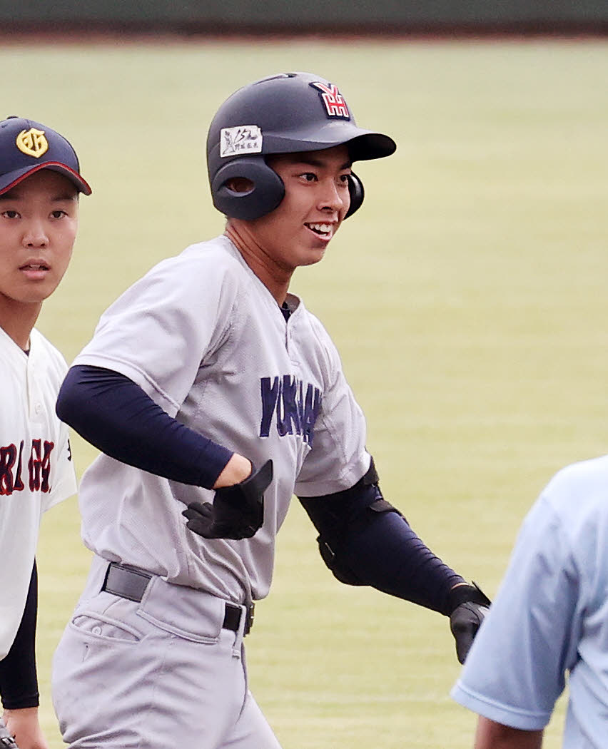 1回裏横浜1死一、二塁、椎木は右中間適時二塁打を放ち笑顔を見せる（撮影・鈴木正人）