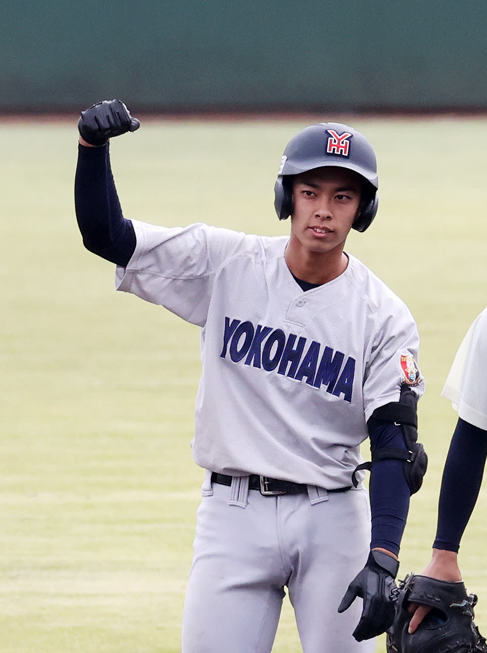 1回裏横浜1死一、二塁、椎木は右中間適時二塁打を放ちガッツポーズ（撮影・鈴木正人）