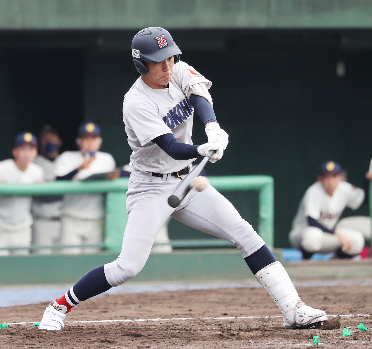5回裏横浜無死一、三塁、萩は右前適時打を放つ（撮影・鈴木正人）