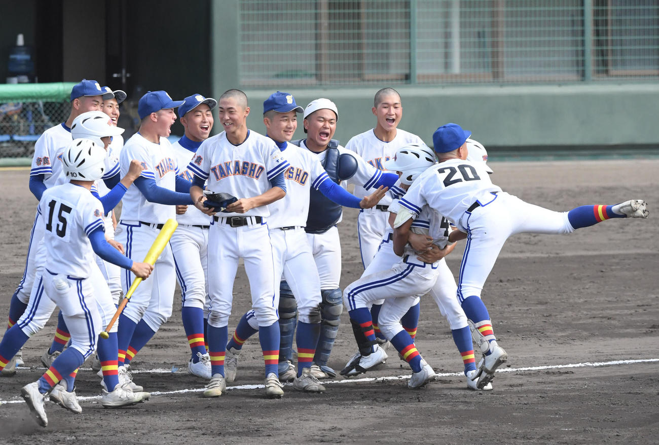 乙訓対高田商　サヨナラ勝ちし、喜ぶ高田商の選手たち（撮影・滝沢美穂子）