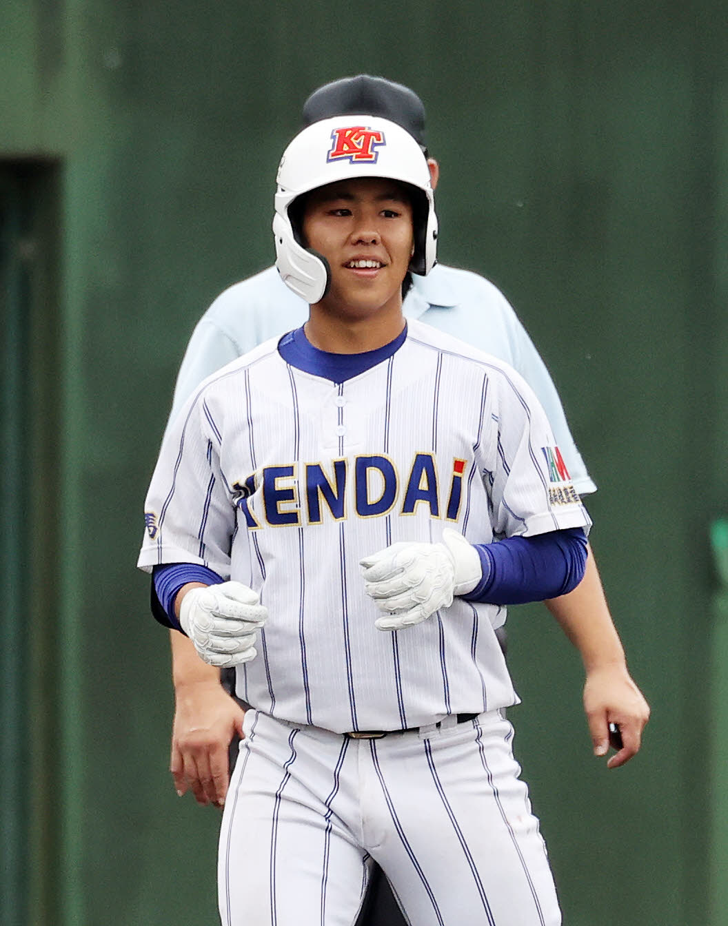 青藍泰斗対高崎健康大高崎　3回裏高崎健康大高崎無死二、三塁、堀江は右越え適時二塁打を放ち笑顔を見せる（撮影・鈴木正人）