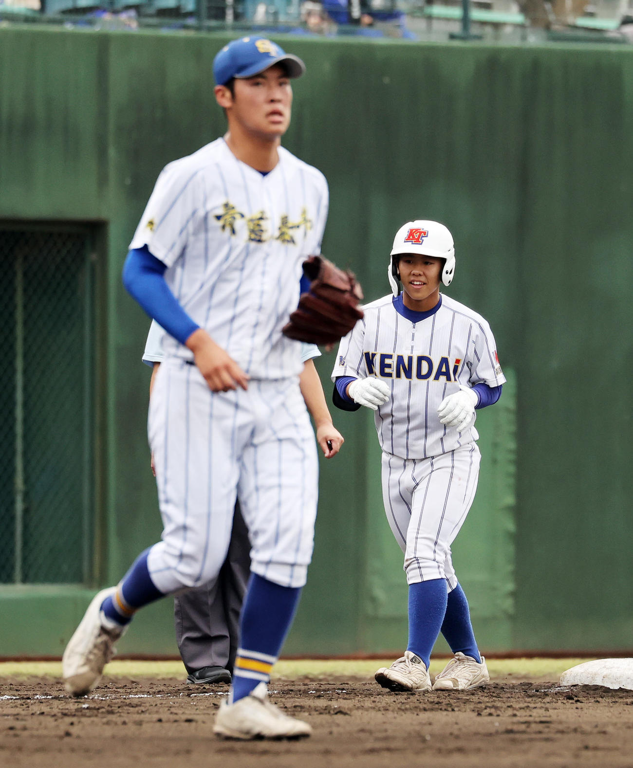 青藍泰斗対高崎健康大高崎　3回裏高崎健康大高崎無死二、三塁、堀江（右）は右越え適時二塁打を放ち笑顔を見せる。左は険しい表情の青藍泰斗・長嶋（撮影・鈴木正人）