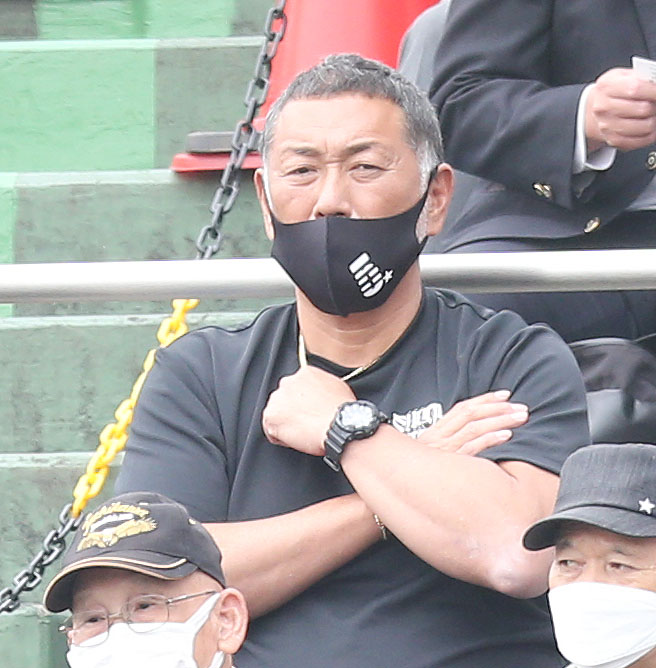 常磐大高対慶応　ペンダントを握り次男勝児の打席を見守る清原和博氏（撮影・宮地輝）