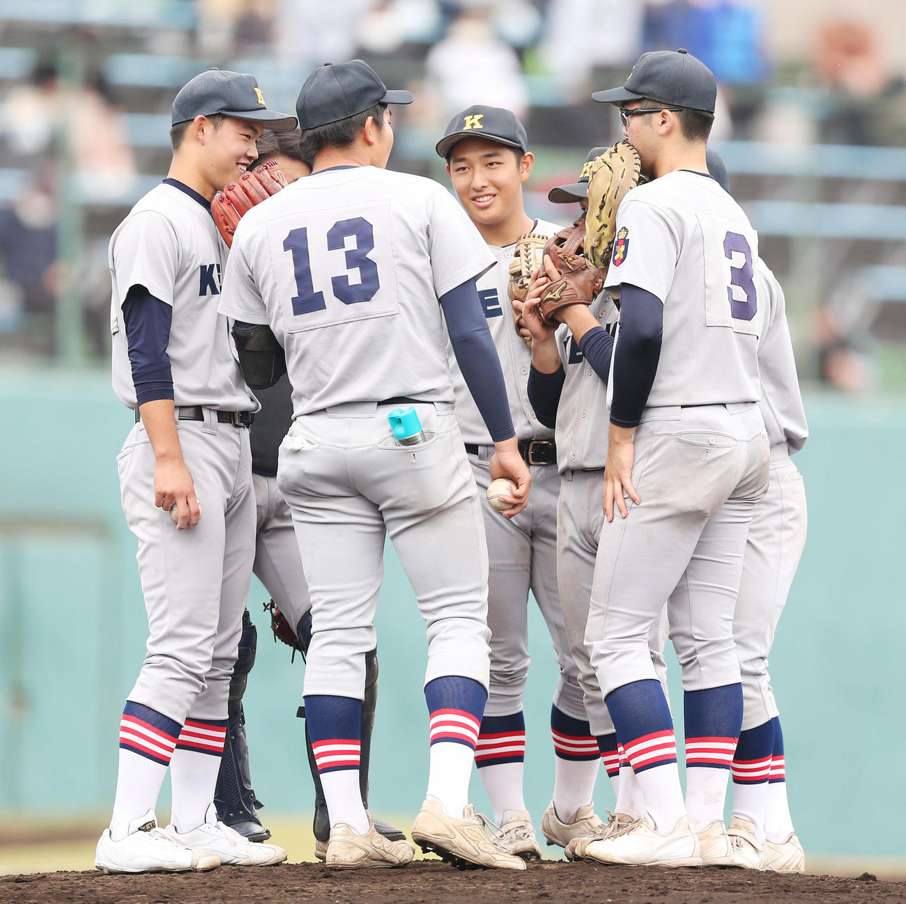 常磐大高対慶応　9回表常磐大高無死一、二塁、慶応・清原（中央）らがマウンドに集まり松井（左）に声をかける（撮影・宮地輝）