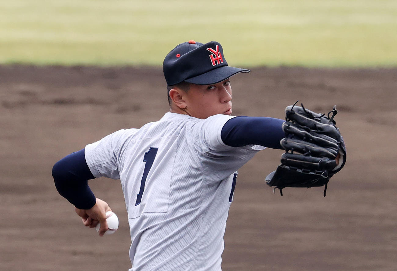 浦和学院対横浜　力投する横浜先発の杉山（撮影・鈴木正人）